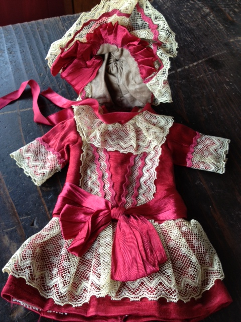 Silk dress, bonnet for small bebeβ
